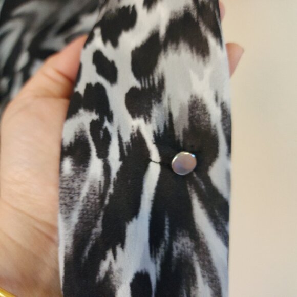 Rampage Animal Print Blouse Women M Double Wrap Top Tab Sleeve Classic Chic - Picture 12 of 16